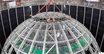 Xem quá trình lắp cấu trúc nặng 600 tấn của máy dò hạt ma tại đài quan sát dưới lòng đất
