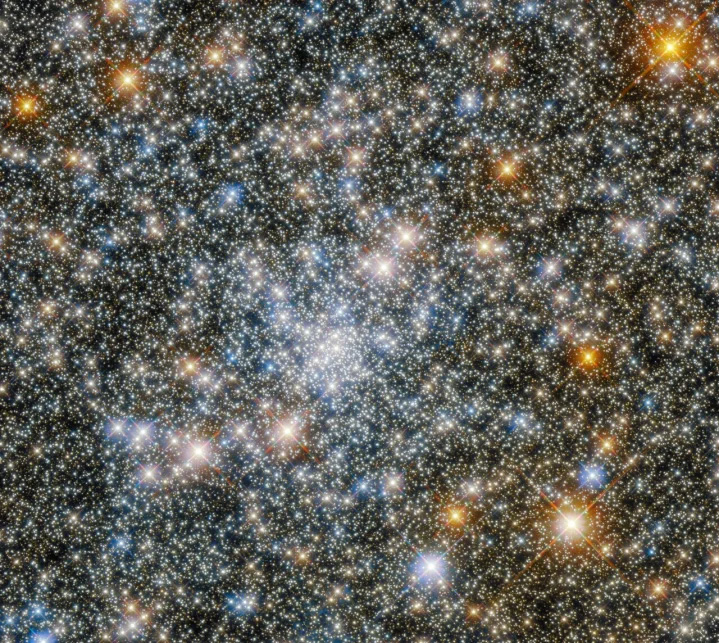 Hình ảnh cụm sao cầu NGC 6540 trong chòm sao Nhân mã, được chụp bởi Wide Field Camera 3 và Advanced Camera for Surveys của Hubble. Hai thiết bị này có trường nhìn hơi khác nhau - xác định diện tích bầu trời mà mỗi thiết bị chụp. Hình ảnh tổng hợp này cho thấy vùng đầy sao trên bầu trời được chụp trong trường nhìn của cả hai thiết bị.