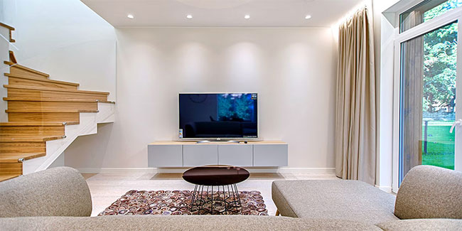 TV trong phòng khách sáng sủa