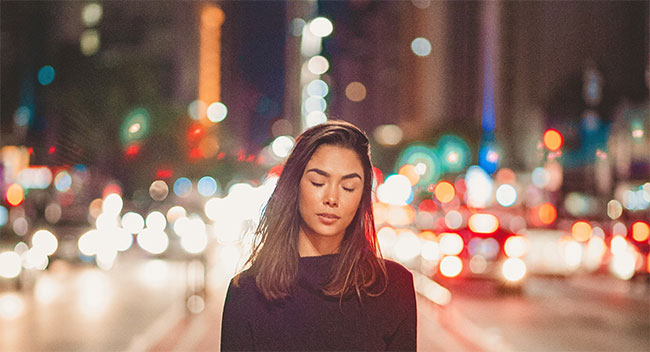 Ảnh chụp người phụ nữ với hiệu ứng bokeh