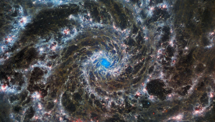 Thiên hà bóng ma nhìn bởi kính viễn vọng James Webb