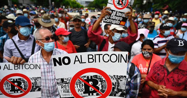 Người dân El Salvador xuống đường biểu tình phản đối Bitcoin. Ảnh: Getty Images.