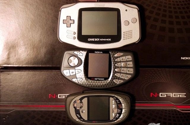 Từ trên xuống dưới, Nintendo Game Boy Advance, Nokia N-Gage và Nokia N-Gage QD