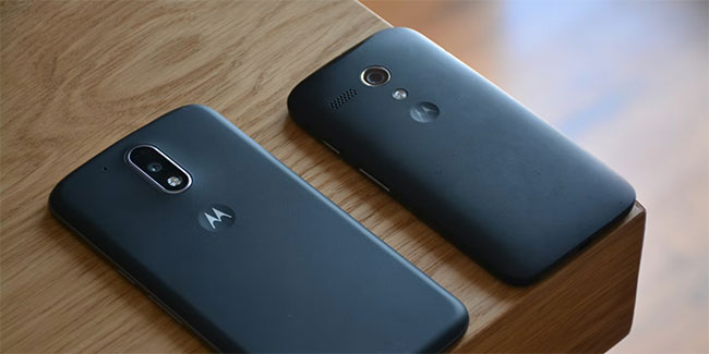 Hai điện thoại đặt trên bàn gỗ