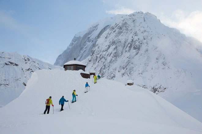 Khách sạn xa xôi nhất hành tinh này được đặt theo tên của Don Sheldon, cha của hai chủ nhà hiện tại là Robert và Kate Sheldon.