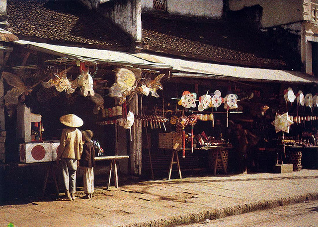 Cửa hàng bán đồ Trung Thu đầu thế kỷ 20 nổi bật với những loại đèn lồng làm bằng nan lợp giấy bóng kính hình các con vật.