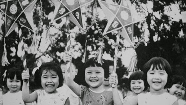 Trẻ em vui sướng cầm đèn ông sao, được chụp vào năm 1989.