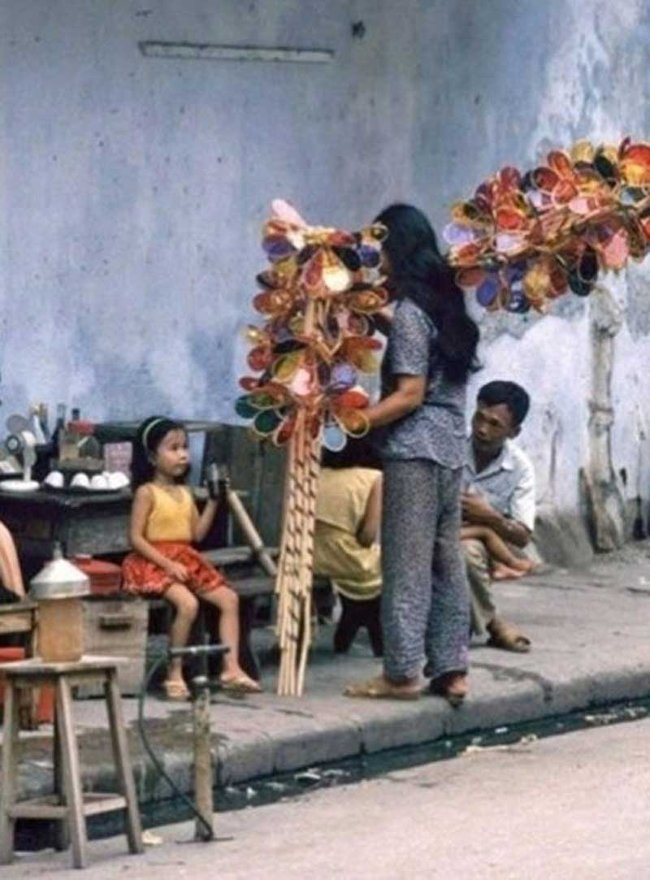 Một cô bán đèn cù quay ở Hà Nội vào thập niên 1990.