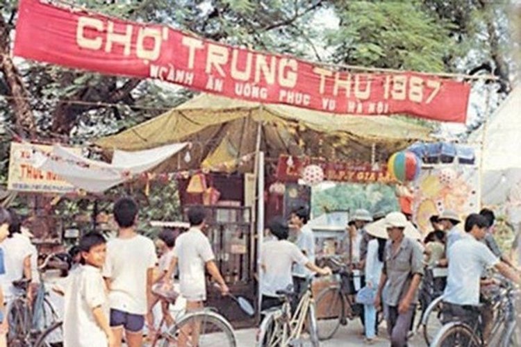 Một khu phục vụ ăn uống ở chợ Trung thu Hà Nội năm 1987.