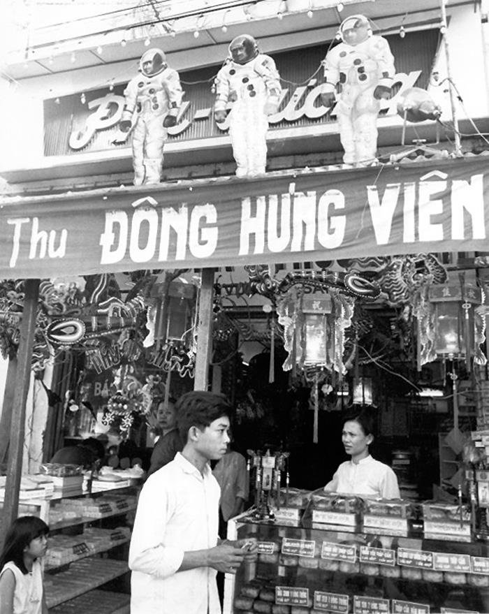 Một cửa hàng bán bánh Trung Thu Đông Hưng Viên nổi tiếng Sài Gòn. Ảnh được chụp trước năm 1975.