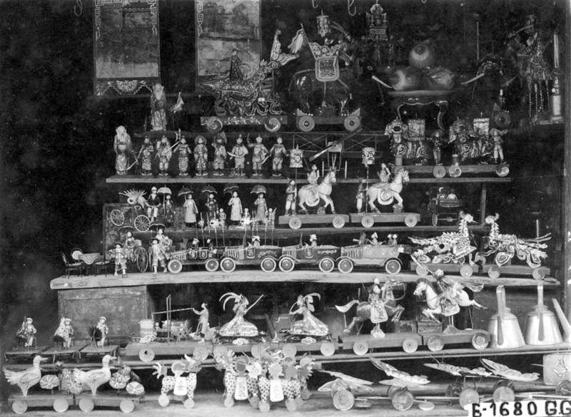 Vào dịp Trung Thu, các khu chợ xưa bày bán đủ các món đồ chơi.