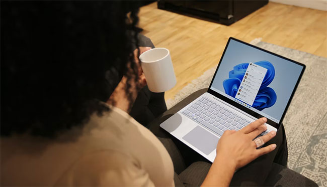Một phụ nữ sử dụng PC Windows