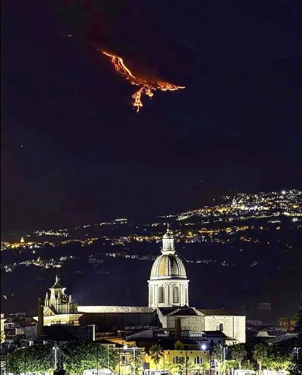 Ảnh về một con phượng hoàng trên bầu trời được tạo ra bởi vụ phun trào núi lửa Etna (Sicily).