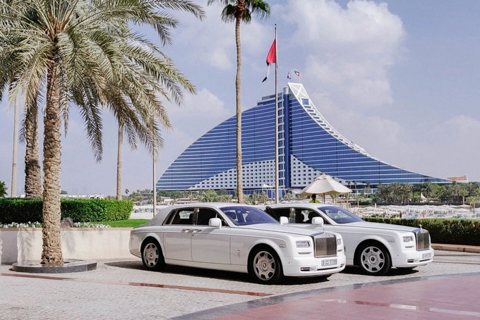Du khách đến Burj Al Arab đưa đón từ sân bay bằng siêu xe Rolls Royce