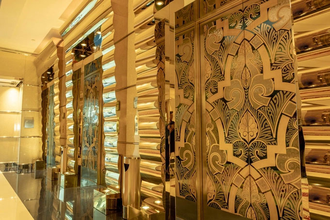 Đặc biệt, từ chân ghế tới 28.000 chân bóng đèn bên trong khách sạn được được dát vàng với gần 2.000 m2 lá vàng 24 carat