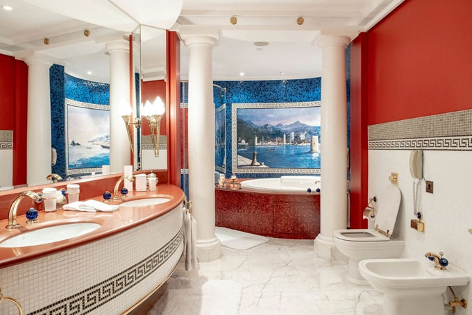 Bồn tắm được làm bằng đá cẩm thạch với thiết kế theo phong cách quý tộc cổ đại.