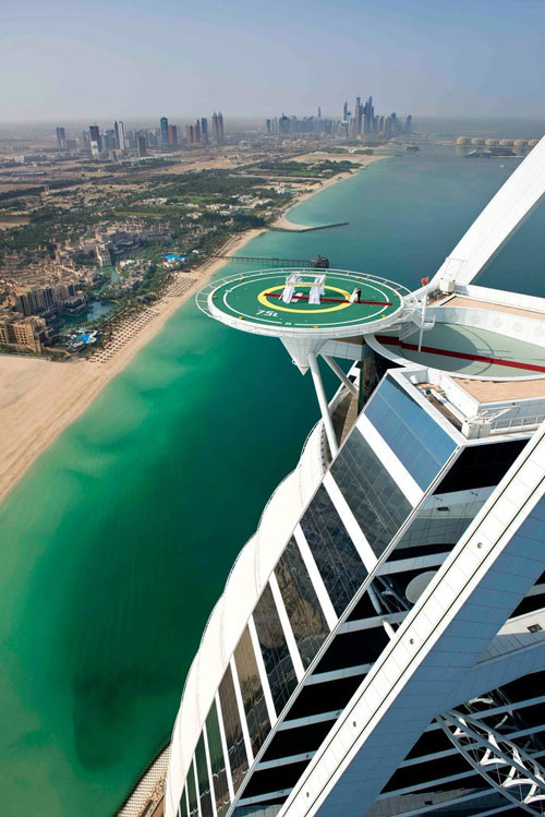 Burj Al Arab sở hữu một bãi đáp trực thăng
