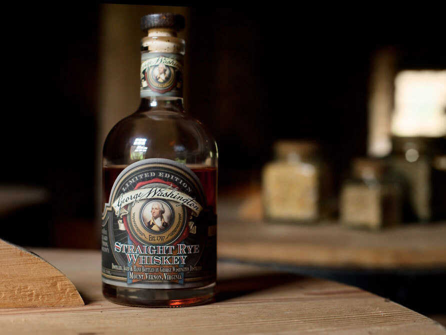 George Washington đã mở một nhà máy chưng cất rượu Whisky