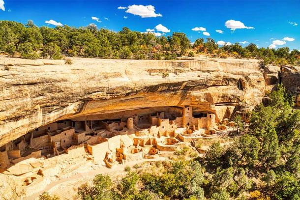 Đây là công trình nhà ở trên vách đá lớn nhất ở Bắc Mỹ nằm trong vườn quốc gia Mesa Verde ở Colorado (Mỹ). Công trình này có, khoảng 220 phòng, 23 phòng cầu nguyện dưới lòng đất và một ngôi đền Mặt Trời bốn tầng. Công trình được xây dựng bởi người Pueblo cổ đại vào khoảng giữa những năm 1100.