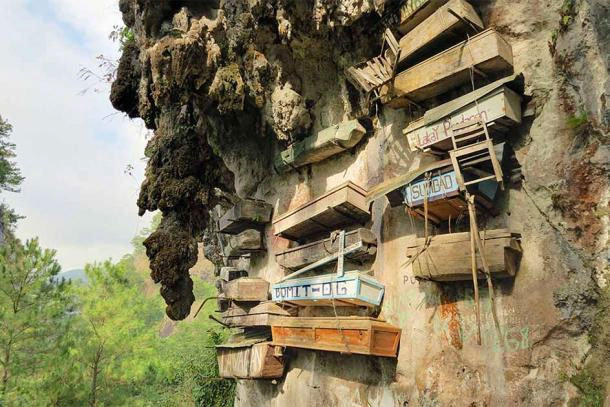 Quan tài treo trên vách đá của người Igorot bản địa trên đảo Luzon ở Philippines.
