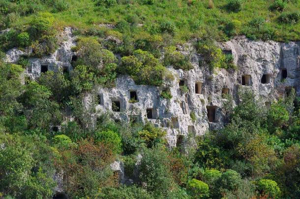 Necropolis of Pantalica là một nghĩa trang bằng đá thời tiền sử 5.000 ngôi mộ, phòng chôn cất được khoét sâu vào các bức đá của một hẻm núi giống như một tổ ong. Nghĩa trang này nằm trong dãy núi Hyblaean của Sicily và được sử dụng vào cuối thời kỳ đồ đồng giữa thế kỷ 13 và 7 trước Công nguyên.