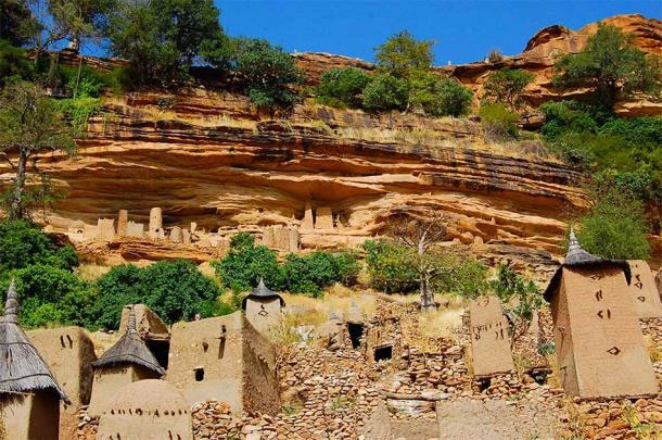 Vách đá Bandiagara - một vách đá sa thạch cao tới 500 mét và kéo dài hơn 150 km, là nơi xây dựng nhà cửa của tộc người Dogon từ thế kỉ XV.