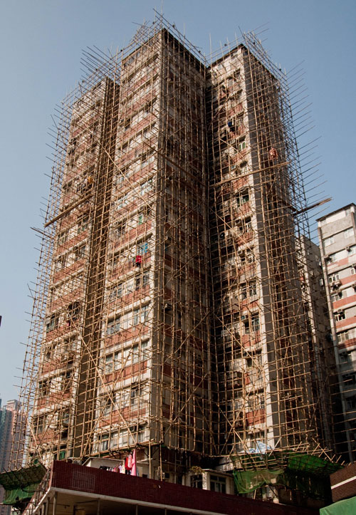 Các thợ xây ở Hong Kong thường sử dụng phương pháp dựng khung giàn bằng tre 