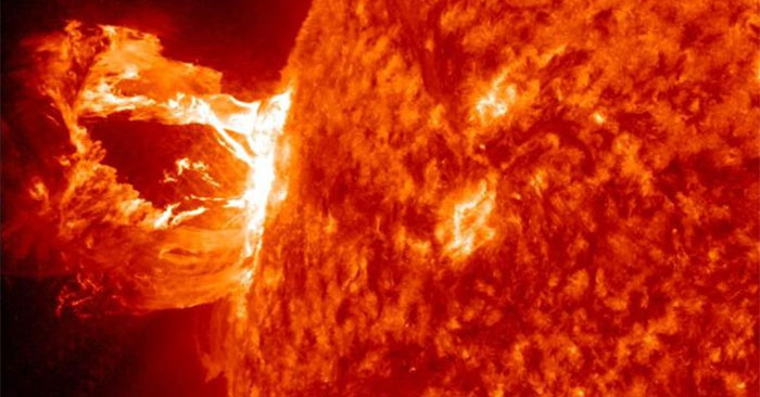 Một vụ bắn pháo sáng vũ trụ từ Mặt Trời do SDO/NASA ghi lại.