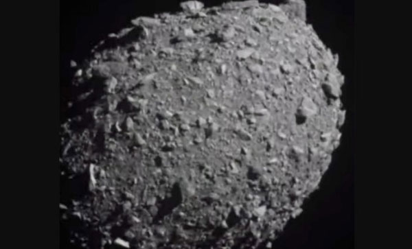 Hình ảnh tiểu hành tinh Dimorphos vài giây trước vụ va chạm với tàu DART. Ảnh: NASA.