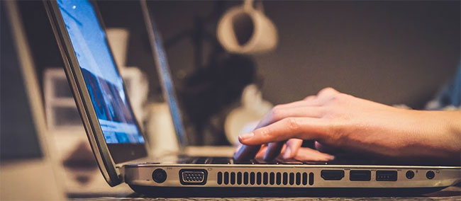 Một người đang đánh máy trên PC