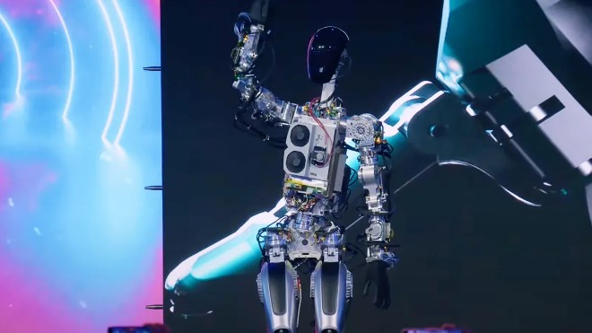 Nguyên mẫu robot Optimus của Tesla vẫy tay chào khán giả