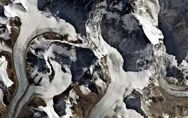 Đỉnh Everest là là đỉnh núi cao nhất trên Trái Đất so với mực nước biển nên được mệnh danh là "nóc nhà của thế giới".