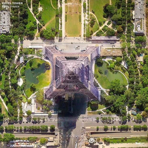 Tháp Eiffel ở Paris, biểu tượng nước Pháp.