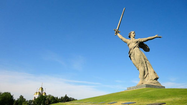 Tượng đài Mẹ Tổ Quốc Kêu Gọi hay Tượng đài Mamayev ở Nga cao 85m