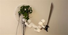 Hệ thống máy giúp cây cảnh điều khiển cánh tay robot cầm dao