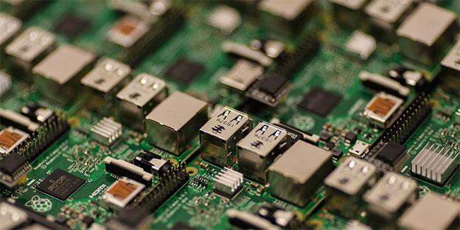 Bảng mạch Raspberry Pi màu xanh lá cây và xám