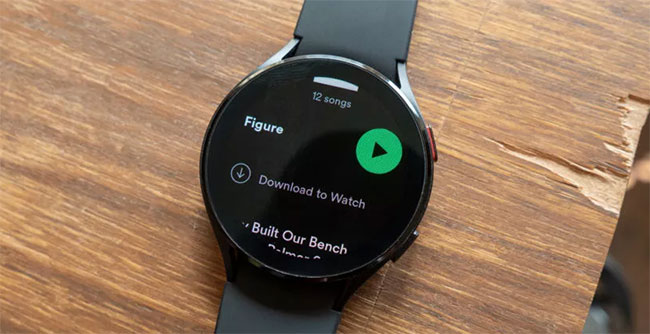 Samsung Galaxy Watch 4 tải nhạc Spotify xuống Wear OS.