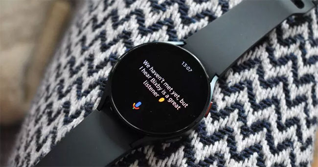 Google Assistant trên Galaxy Watch 4 Bixby
