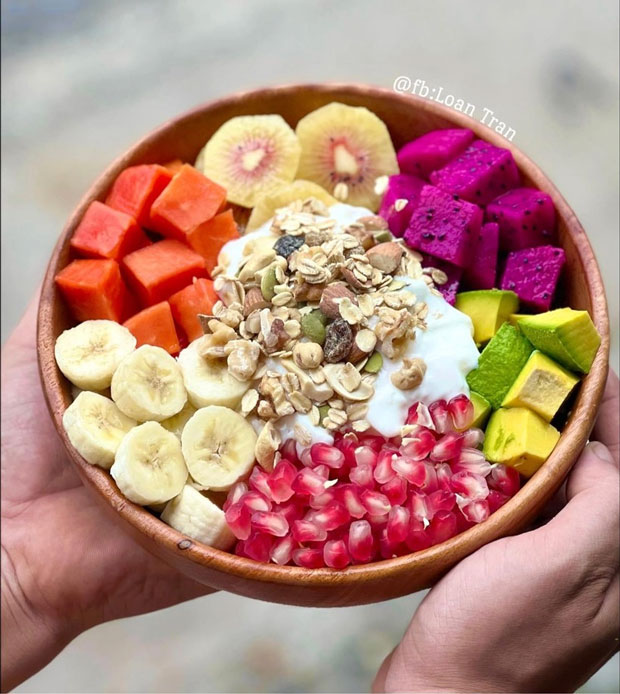 Bữa sáng với hoa quả - ngũ cốc - sữa chua.