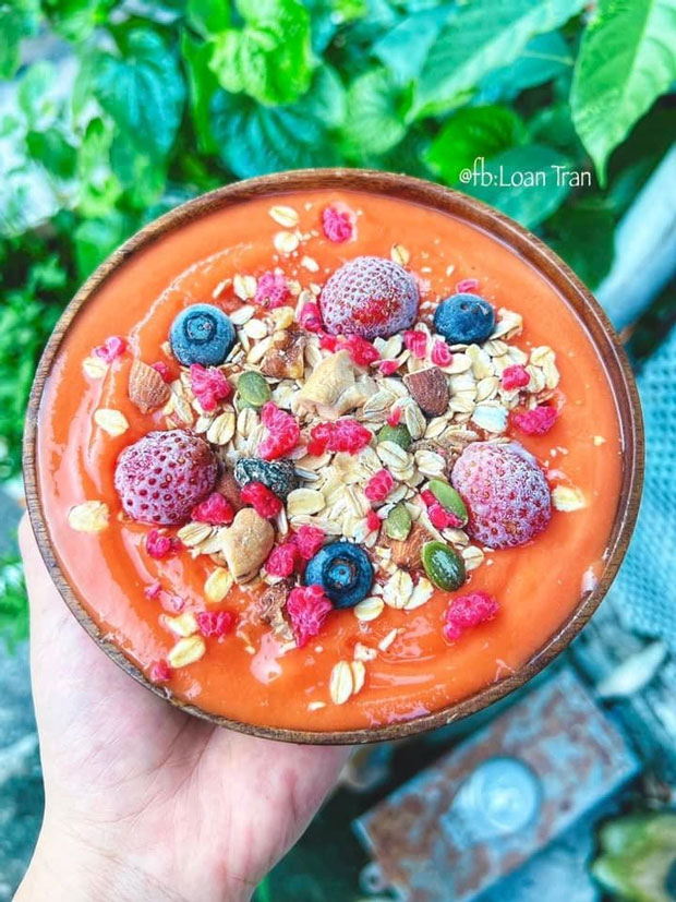 Smoothie: Dâu tây, chuối, gai dầu, mâm xôi, sữa chua Hy Lạp,vụn dừa.