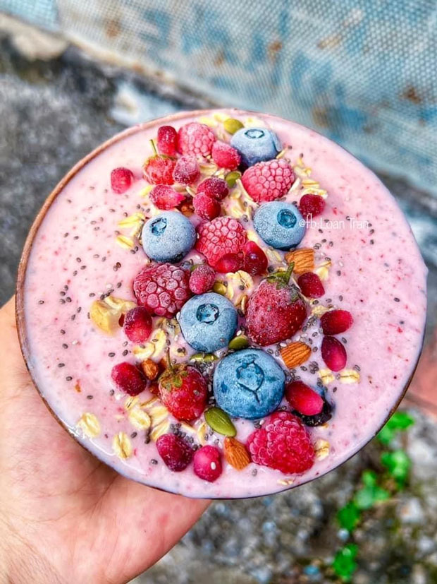 Smoothie: Cải kale, dâu, bơ, chuối, gai dầu, hạt chia.