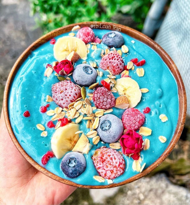 Bữa sáng healthy với smoothie chuối - sữa hạt - yến mạch - bơ - gai dầu - tảo blue.