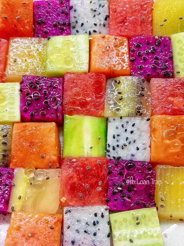 Bữa sáng lành mạnh với một đĩa salad hoa quả ăn kèm bánh và sữa hạt.