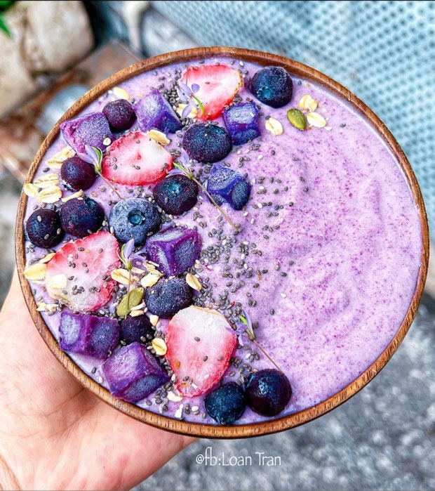 Smoothie khoai lang tím - chuối - sữa chua Hy Lạp - ngũ cốc - gai dầu cho bữa sáng healthy.