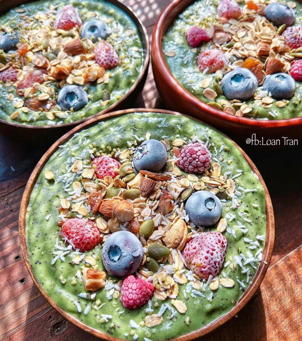 Bữa sáng tốt cho sức khỏe với Smoothie: Cải bó xôi, việt quất, sữa chua, chuối, bơ, dâu tây, nước whey.