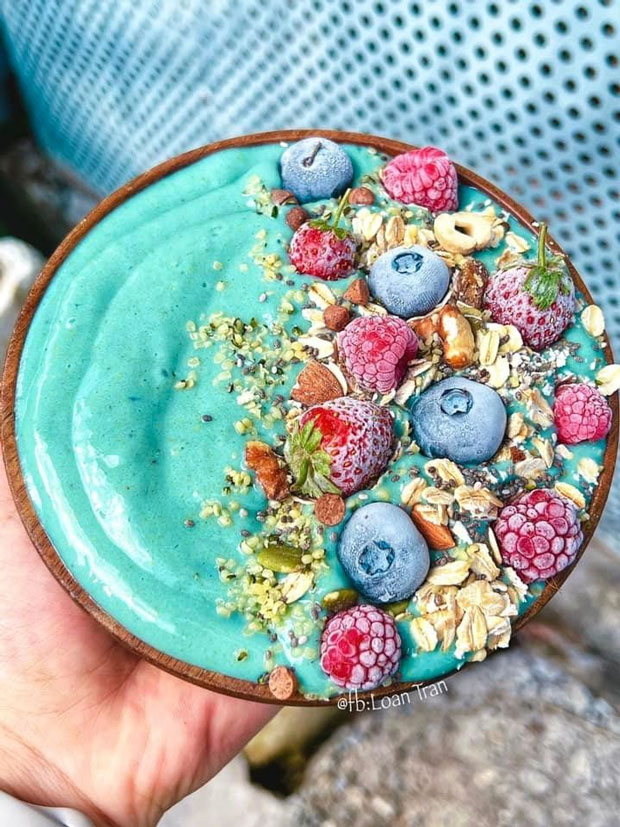 Bữa sáng cho người muốn giảm cân với smoothie: Chuối - bơ - thanh long đỏ - sữa chua Hy Lạp.