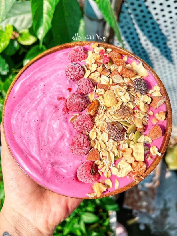 Smoothie cho bữa sáng: Chuối- xoài-đu đủ-sữa chua Hy Lạp-gai dầu-hạt chia.