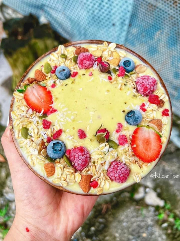 Bữa sáng với Smoothie: Mâm xôi, thanh long đỏ, chuối, việt quất, sữa chua hy lạp, gai dầu.