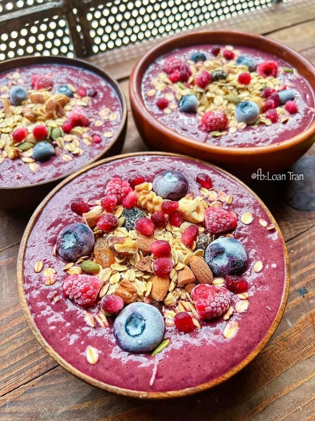 Thực đơn bữa sáng với smoothie: Đu đủ, chuối, nước cam, gai dầu.