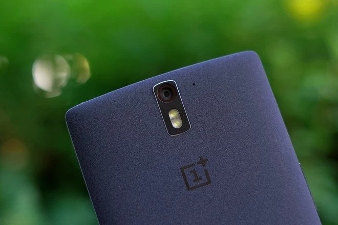 Cận cảnh camera và mặt lưng của OnePlus One bản denim